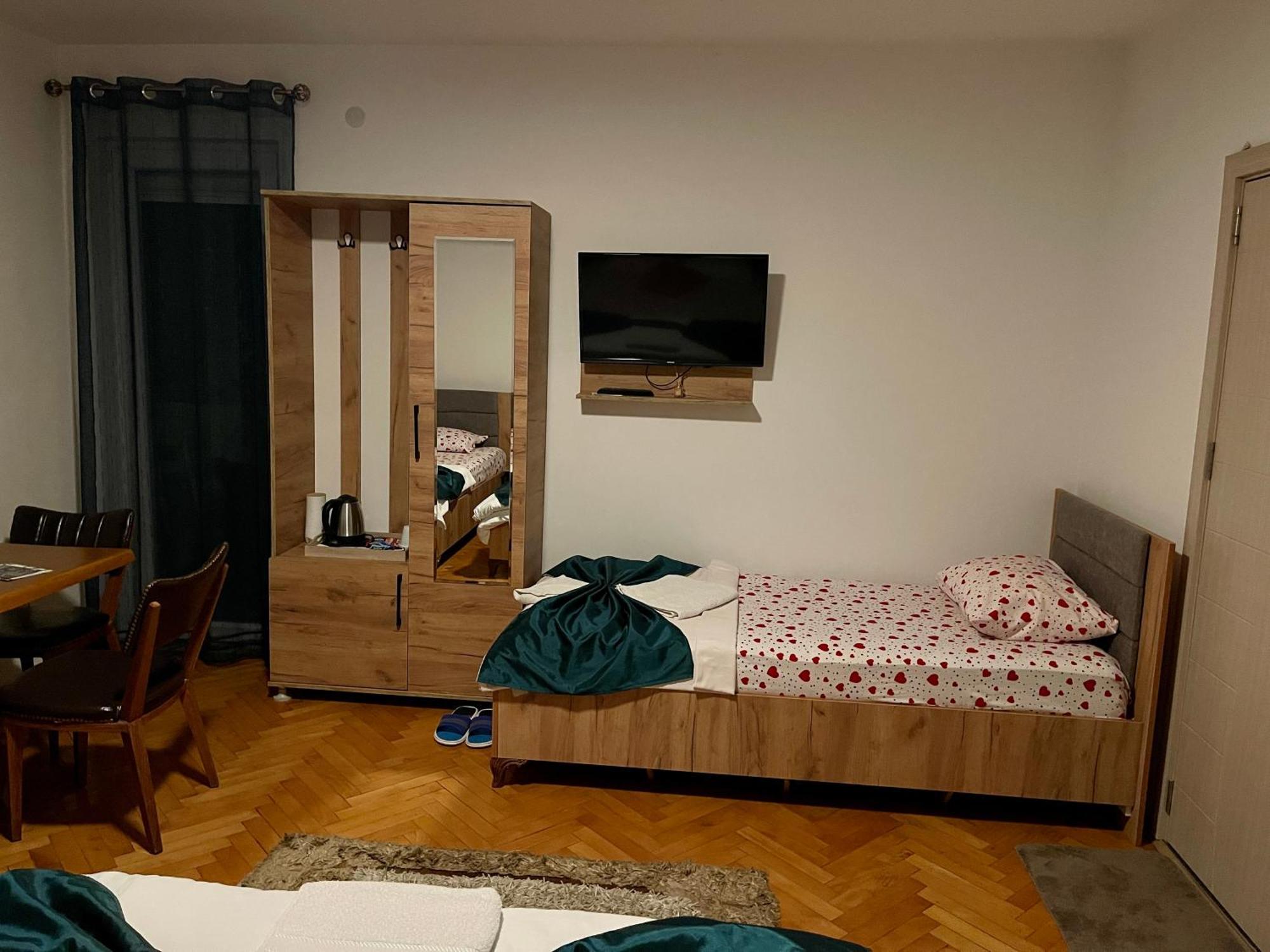 Madigan'S Hotel Kosovo Polje Zewnętrze zdjęcie
