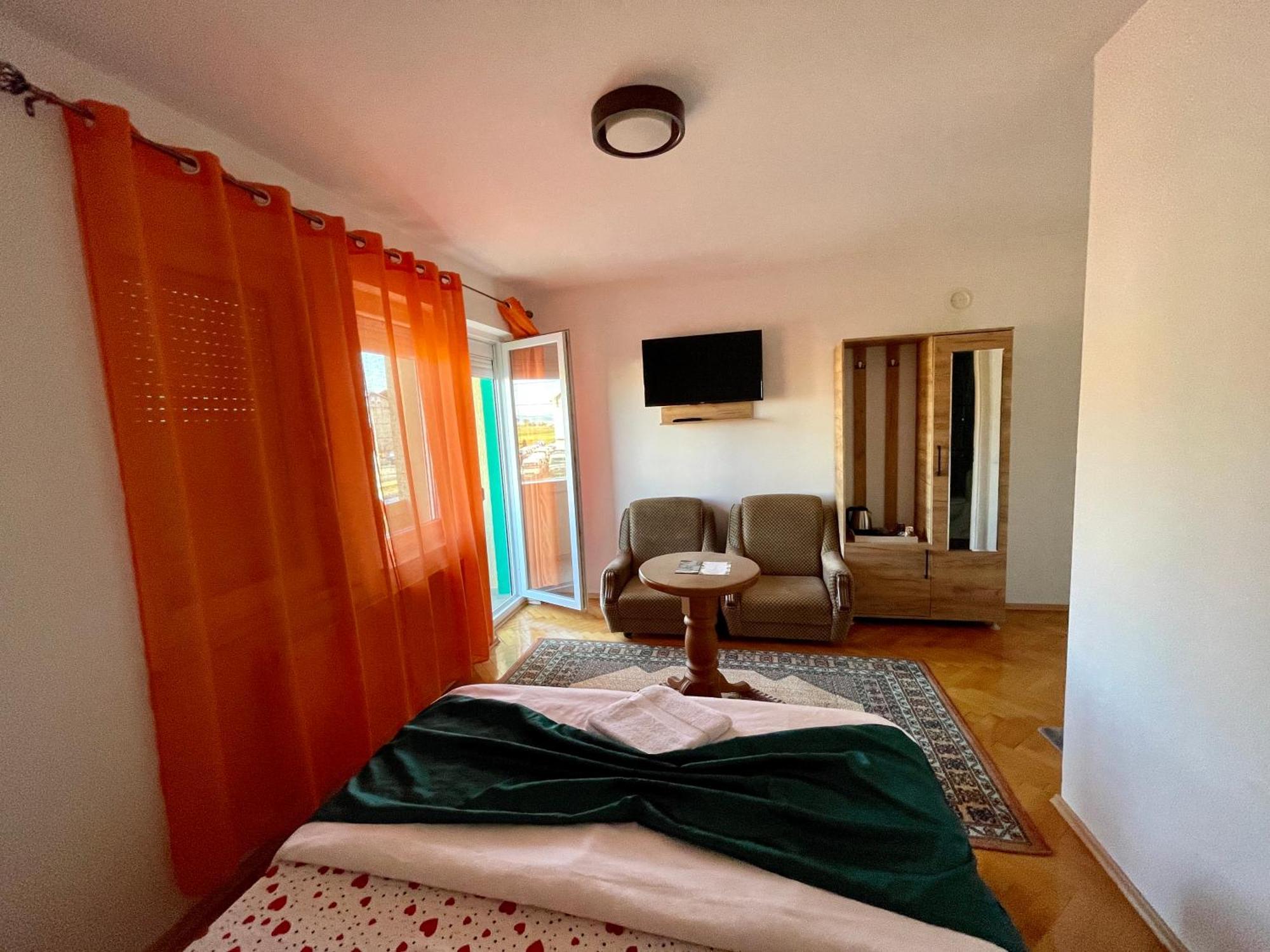 Madigan'S Hotel Kosovo Polje Zewnętrze zdjęcie