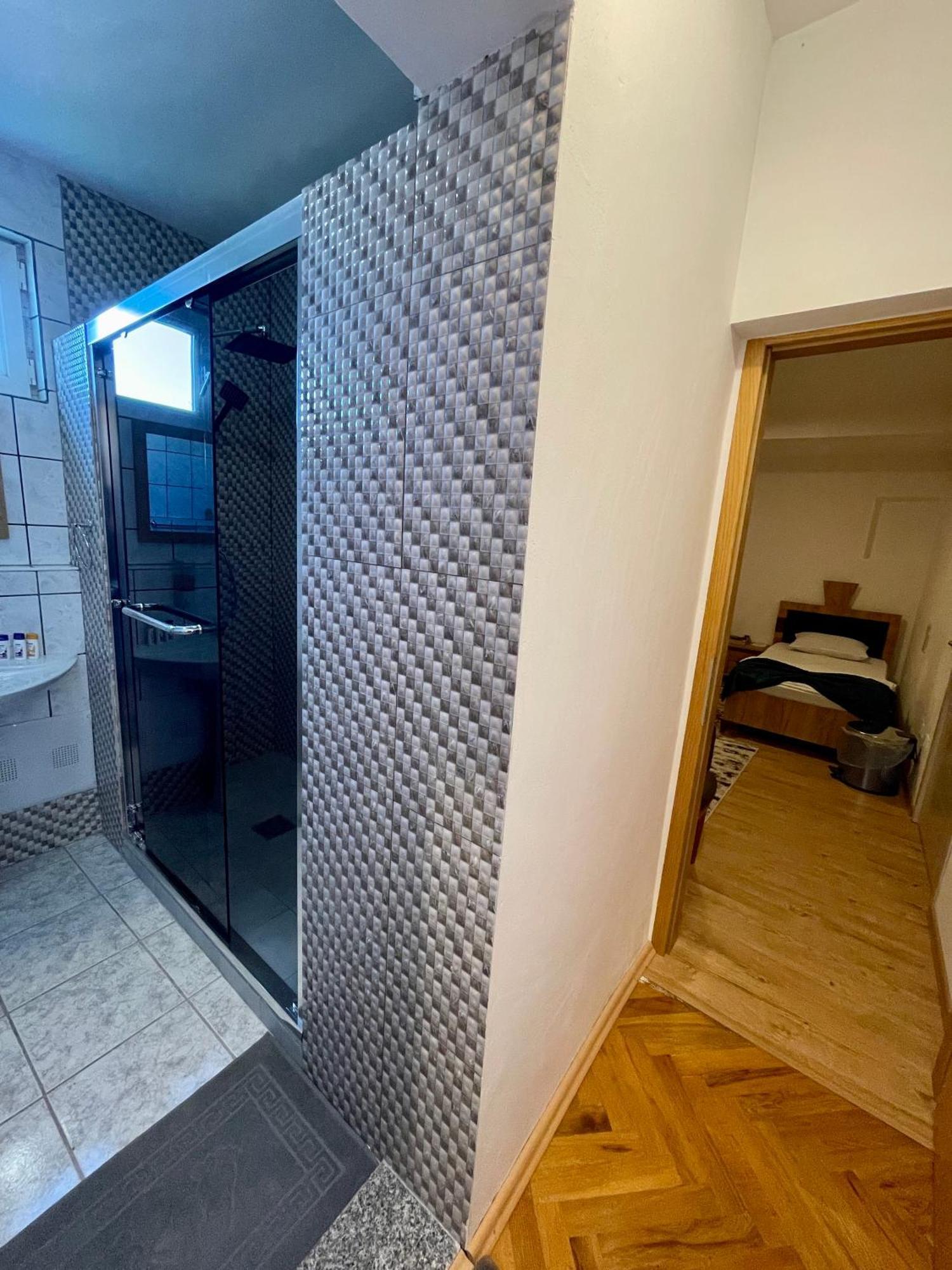 Madigan'S Hotel Kosovo Polje Zewnętrze zdjęcie